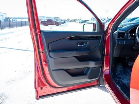 Used 2025 Honda Pilot Sport image 14