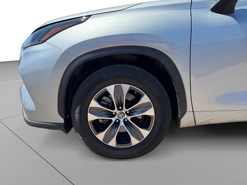 Used 2022 Toyota Highlander XLE FWD image 9