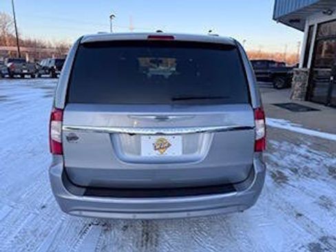 Used 2014 Chrysler Town & Country Touring-L image 5