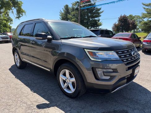 Used 2017 Ford Explorer XLT AWD/4WD image 3