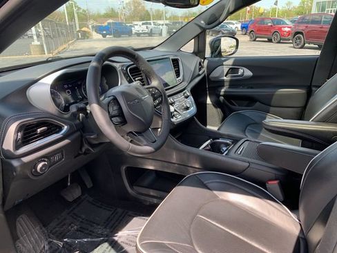 Used 2025 Chrysler Pacifica Limited FWD image 11