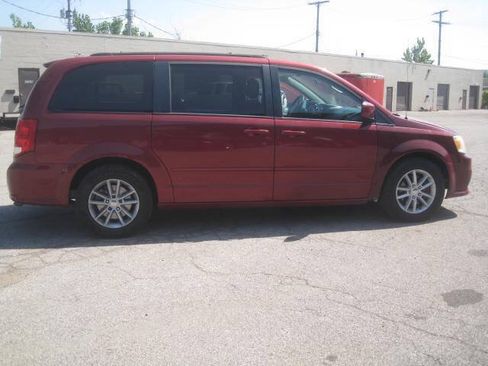 Used 2016 Dodge Grand Caravan SXT FWD image 4