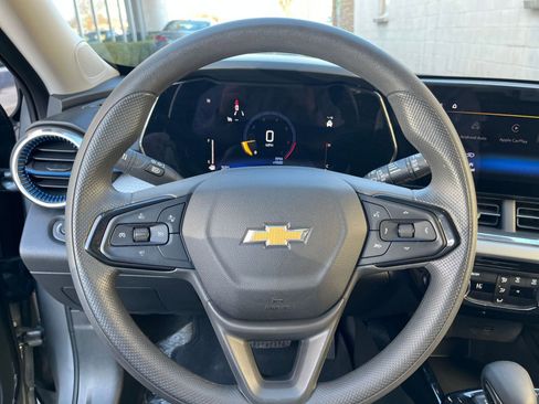 Used 2025 Chevrolet Trax LT image 27