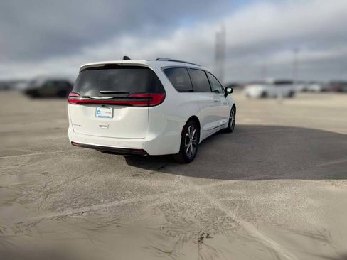 New 2026 Chrysler Pacifica Pinnacle image 11