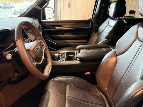 Used 2024 Jeep Wagoneer Series II w/ Flexible Seating Group image 11