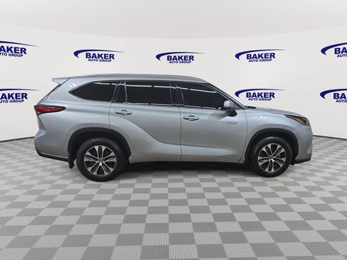 Used 2021 Toyota Highlander XLE AWD/4WD image 4