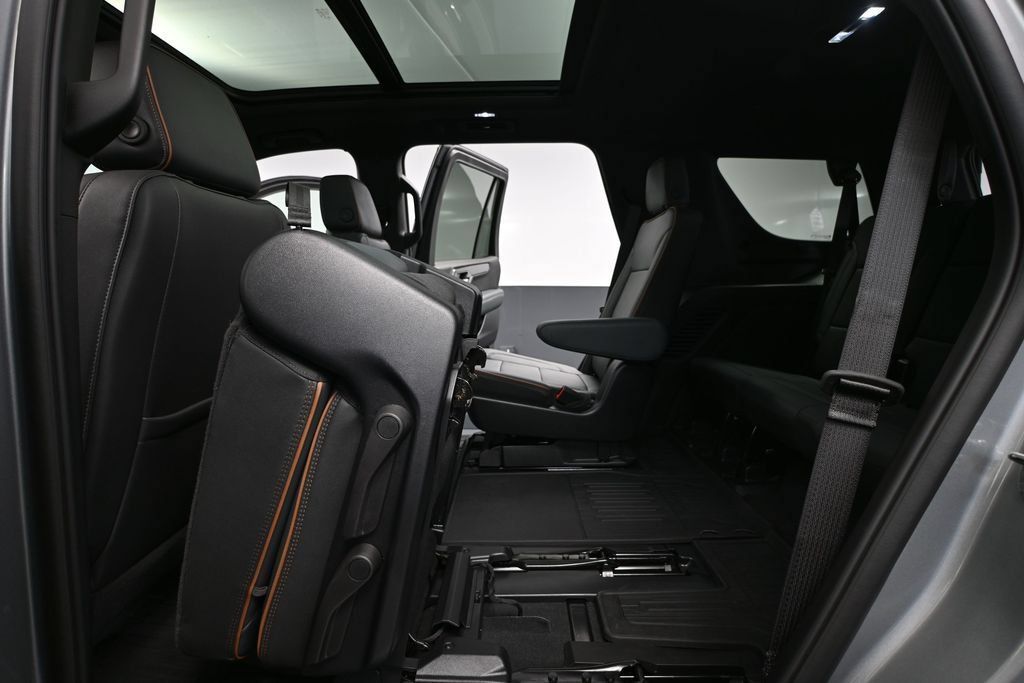 Used 2025 GMC Yukon AT4 AWD/4WD image 37