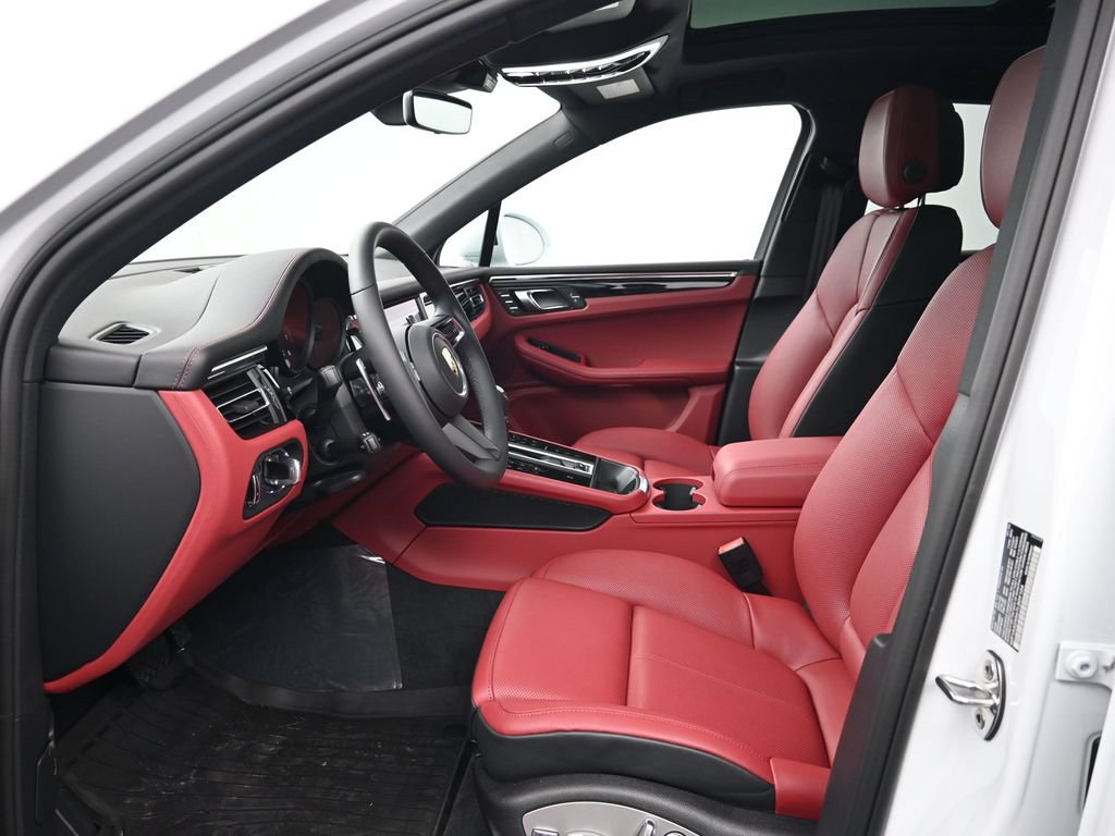 Certified 2026 Porsche Macan AWD/4WD image 4