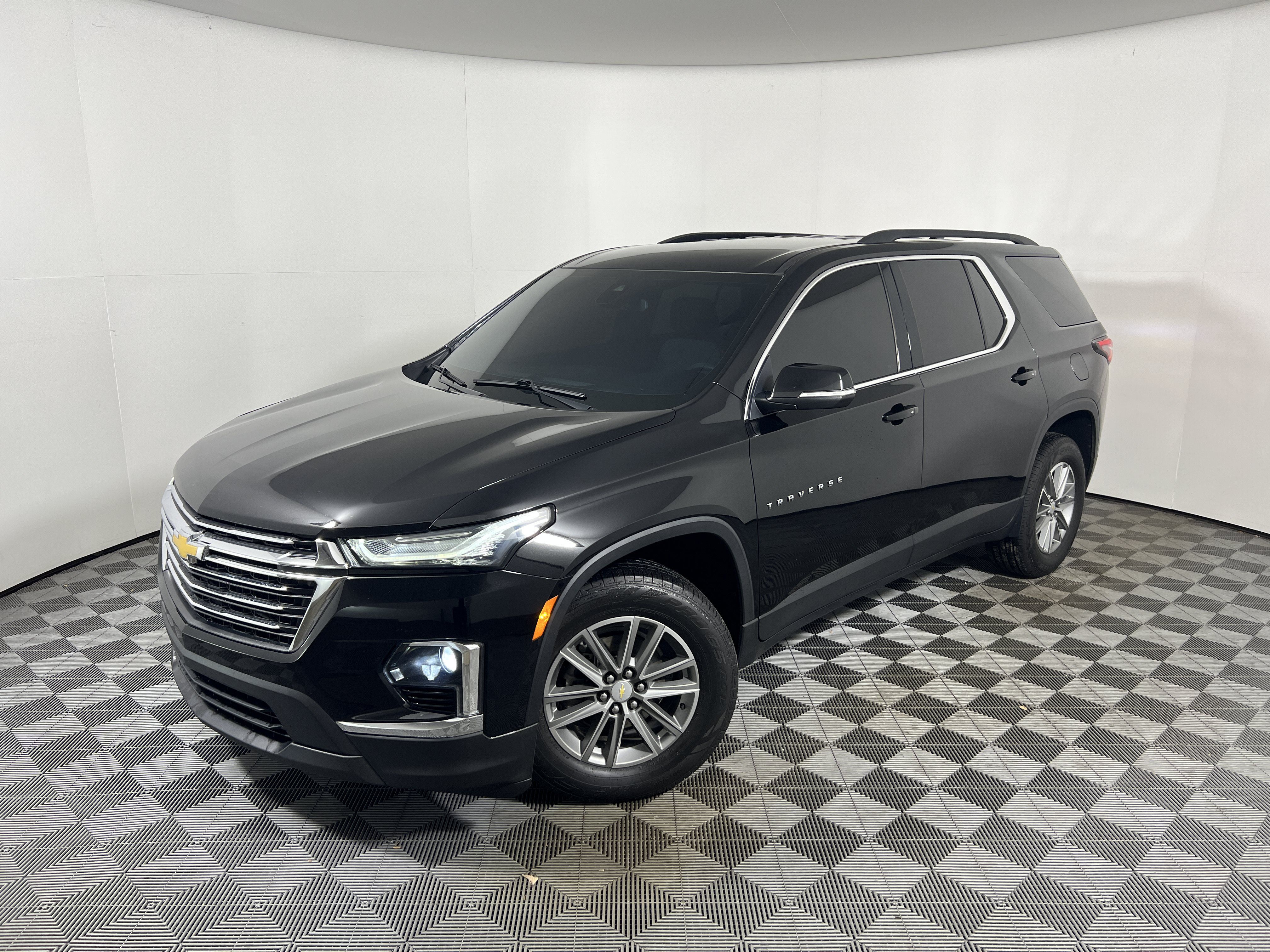 Used 2023 Chevrolet Traverse LT FWD image 1