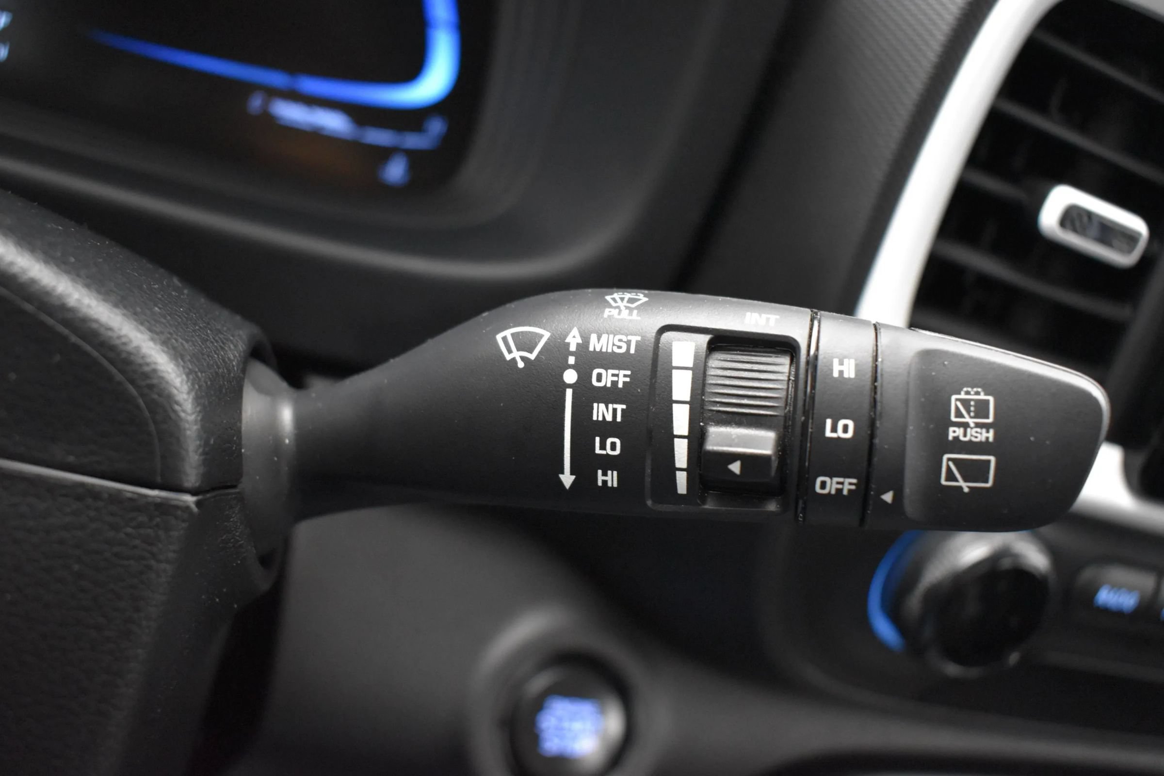 Used 2025 Hyundai Venue Limited FWD image 26