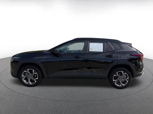 Used 2025 Chevrolet Trax LT w/ LT Convenience Package FWD image 9