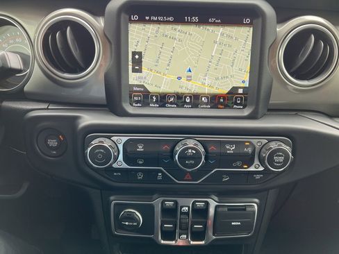 Used 2018 Jeep Wrangler Unlimited Sahara AWD/4WD image 11