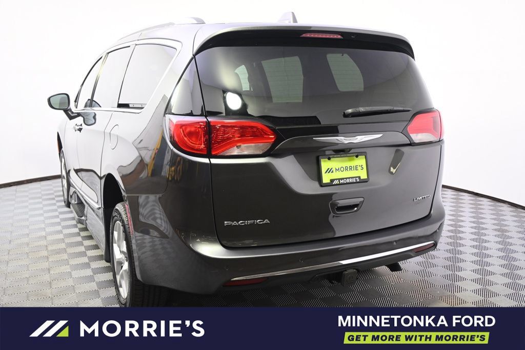 Used 2017 Chrysler Pacifica Limited FWD image 4