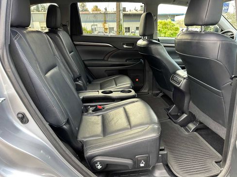 Used 2015 Toyota Highlander Limited image 12