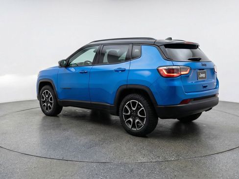 Used 2025 Jeep Compass Trailhawk image 6