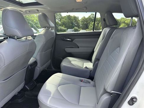 Used 2020 Toyota Highlander XLE AWD/4WD image 31