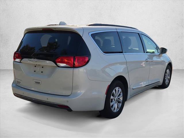 Used 2017 Chrysler Pacifica Touring-L FWD image 6