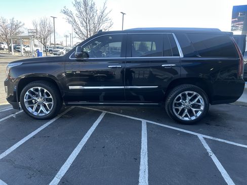 Used 2020 Cadillac Escalade Premium Luxury image 2