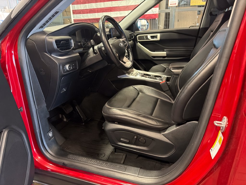 Used 2020 Ford Explorer XLT w/ Equipment Group 202A AWD/4WD image 3