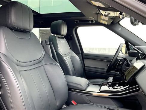 Used 2025 Land Rover Range Rover Sport SE image 7