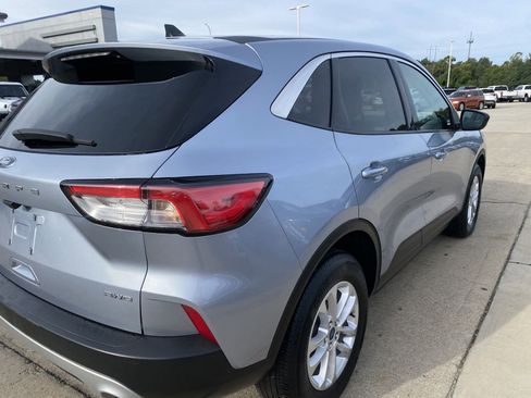 Used 2022 Ford Escape SE w/ Cold Weather Package image 3