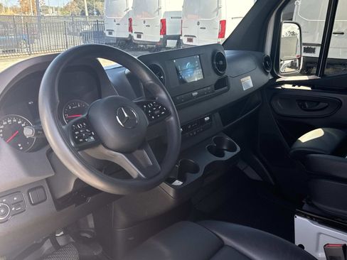 Used 2024 Mercedes-Benz Sprinter 2500 image 33