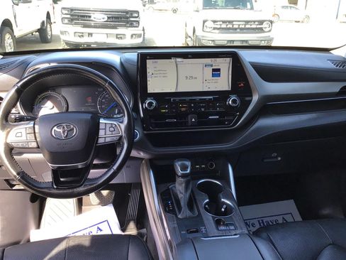 Used 2021 Toyota Highlander Limited AWD/4WD image 2