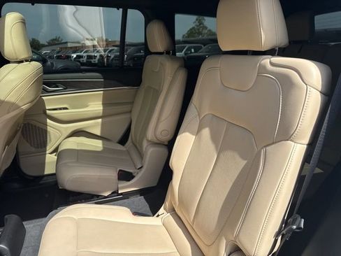 Used 2023 Jeep Grand Cherokee L Limited w/ Luxury Tech Group II AWD/4WD image 22
