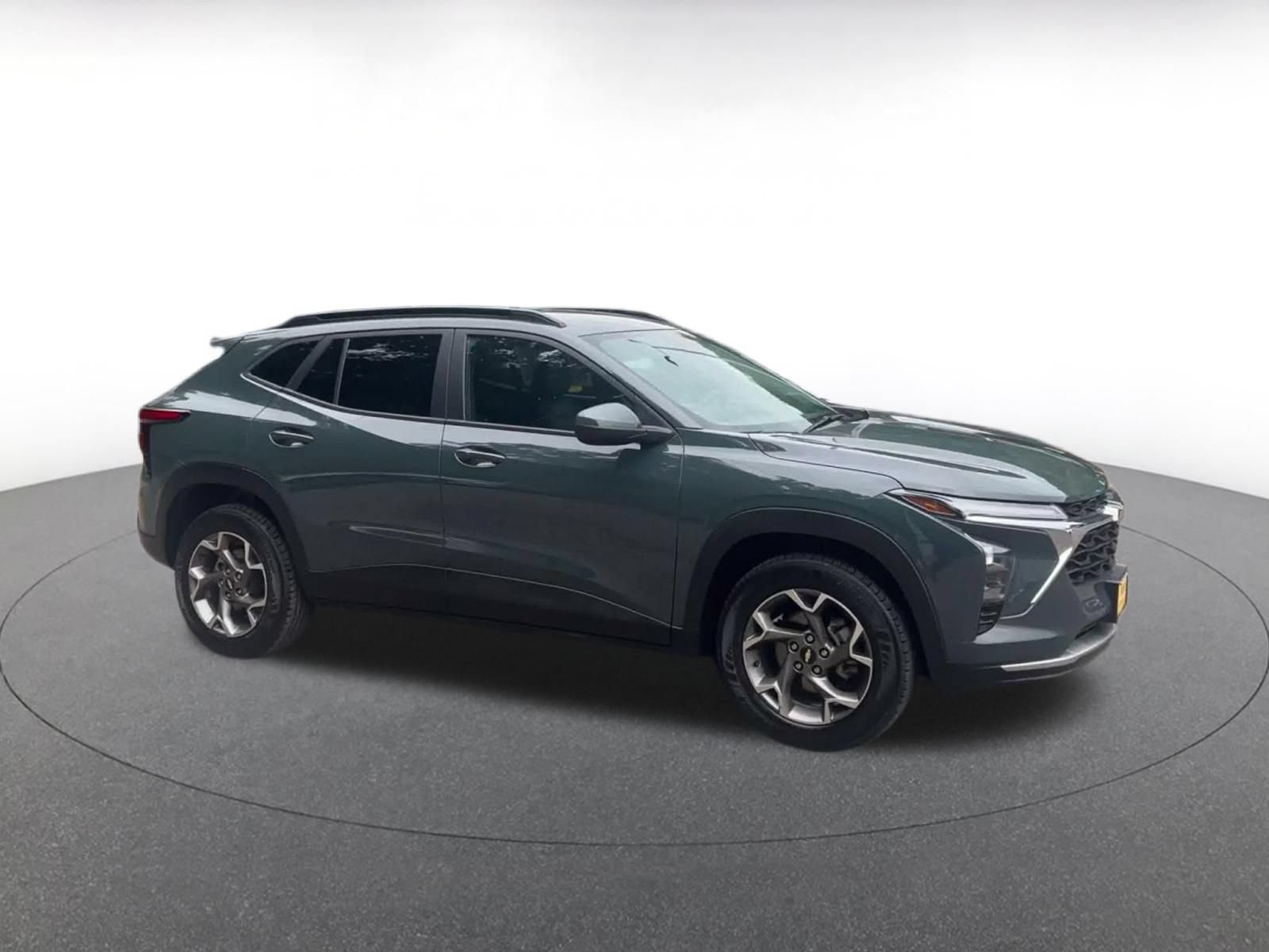 Used 2025 Chevrolet Trax LT w/ LT Convenience Package FWD image 2