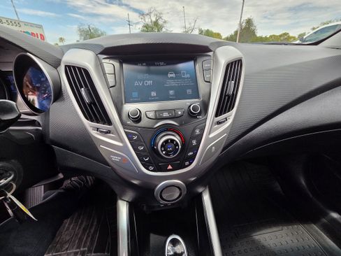 Used 2017 Hyundai Veloster FWD image 17