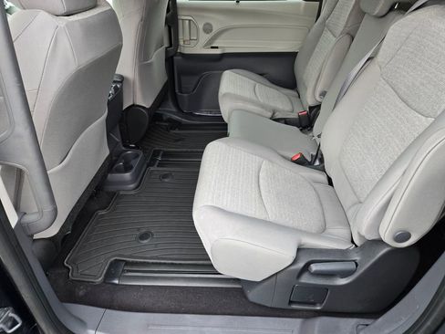 Used 2024 Toyota Sienna LE image 11