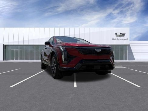 Certified 2025 Cadillac Optiq Sport 2 w/ LPO, Floor Liner Package AWD/4WD image 8