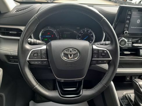Used 2021 Toyota Highlander XLE AWD/4WD image 13