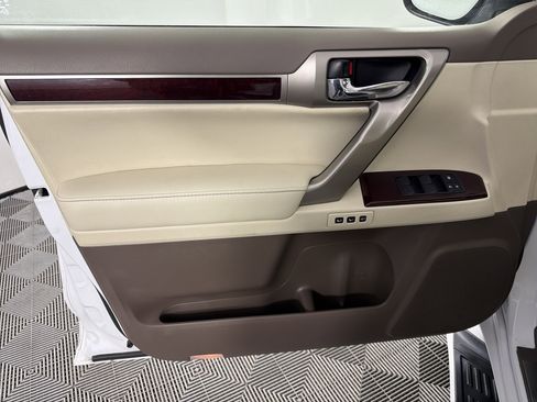 Used 2019 Lexus GX 460 Premium w/ Premium Package AWD/4WD image 9