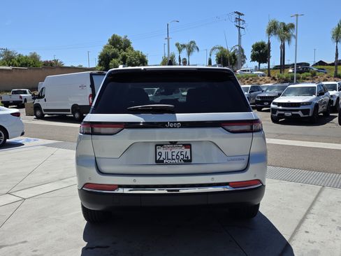 Used 2023 Jeep Grand Cherokee Laredo RWD image 4