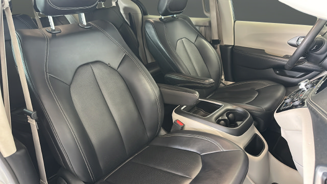 Used 2024 Chrysler Pacifica Limited FWD image 23