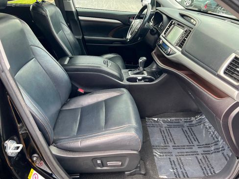 Used 2017 Toyota Highlander XLE w/ Carpet Mat Package AWD/4WD image 31