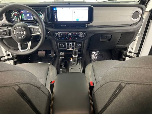 Used 2025 Jeep Wrangler Unlimited Sahara image 32