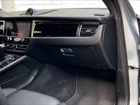 Certified 2026 Porsche Macan AWD/4WD image 19