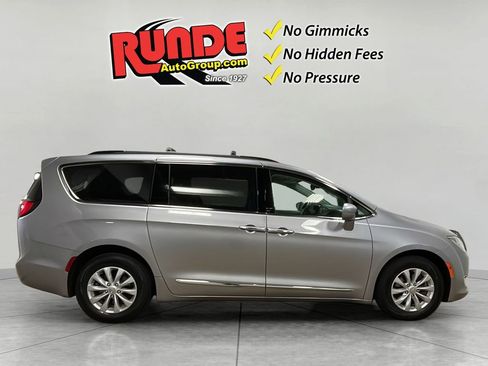 Used 2017 Chrysler Pacifica Touring-L FWD image 7