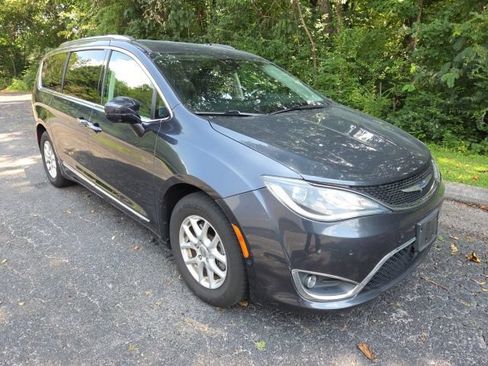Used 2020 Chrysler Pacifica Touring-L w/ Advanced Safetytec Group FWD image 3