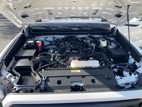 Certified 2025 Toyota Tacoma SR5 image 21