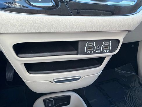 Used 2023 Chrysler Pacifica Touring-L FWD image 27