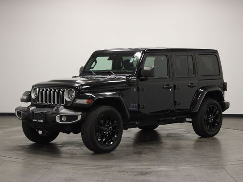 Used 2025 Jeep Wrangler Unlimited Sahara w/ Safety Group AWD/4WD image 4