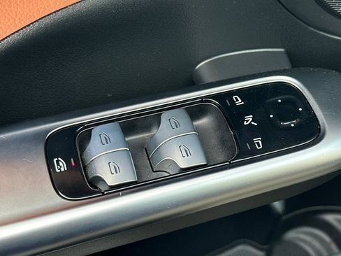 Used 2025 Mercedes-Benz C 300 4MATIC Sedan image 15