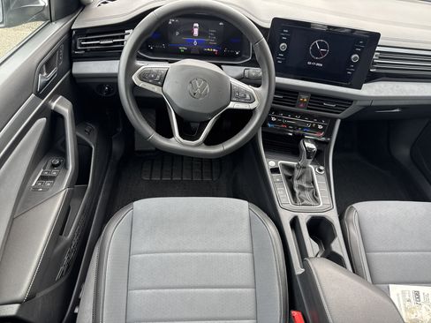 Certified 2025 Volkswagen Jetta SE w/ Sunroof Package image 7