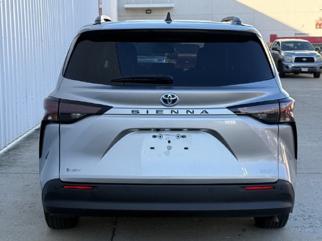 Certified 2025 Toyota Sienna XLE FWD image 5