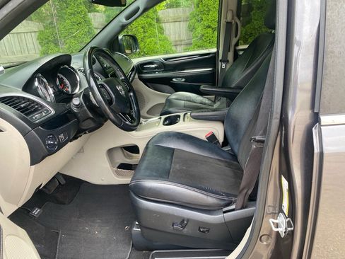Used 2019 Dodge Grand Caravan SXT FWD image 9