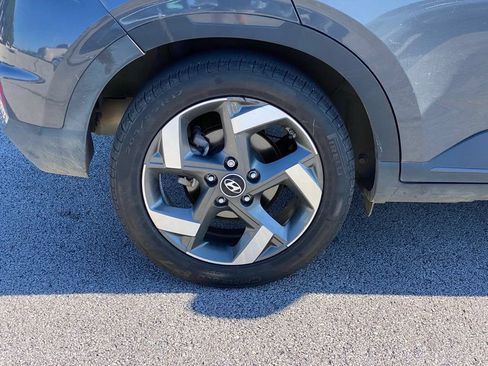 Used 2023 Hyundai Venue Limited FWD image 6