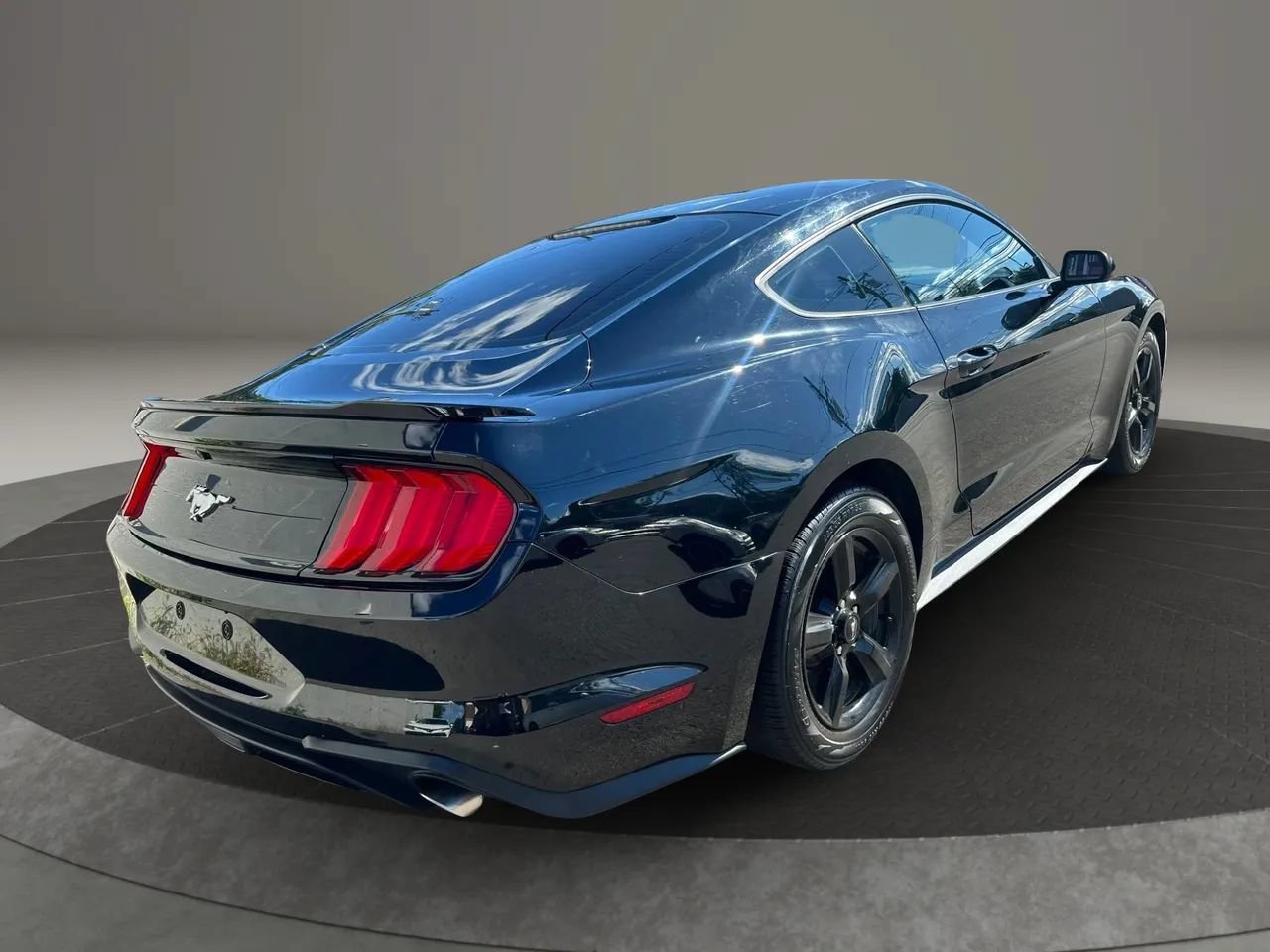 Used 2018 Ford Mustang Coupe RWD image 5
